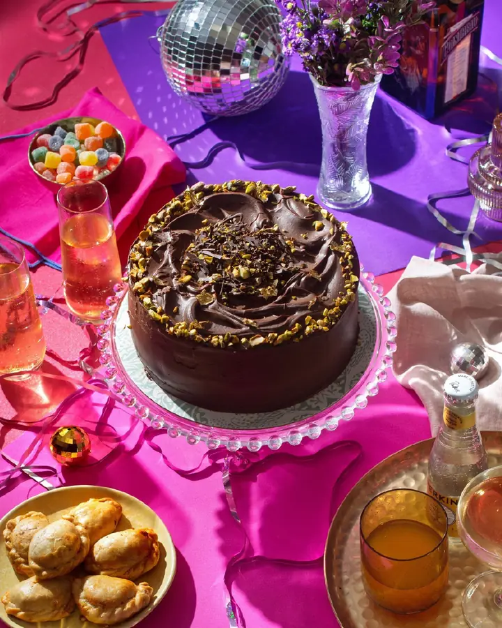 Torta Dubai Blackout de chocolate, pistacho y kataifi de The Gay Baker