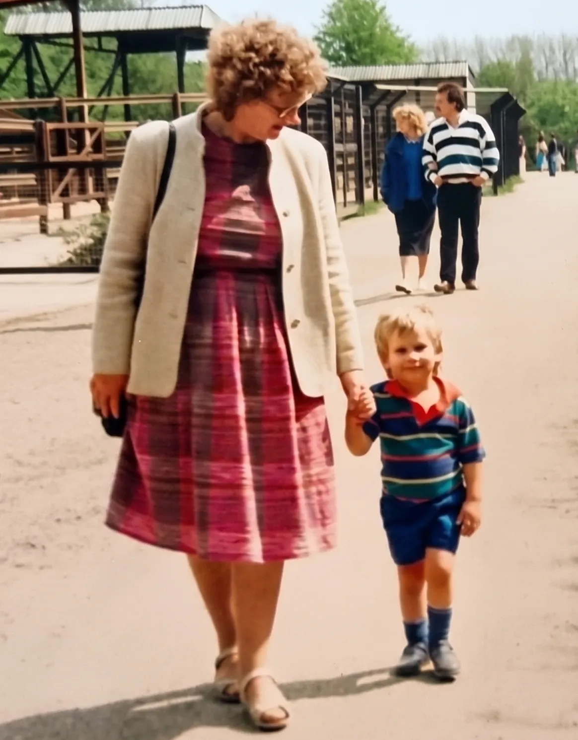 Kris de niño caminando con Doreen, su abuela paterna, en Inglaterra