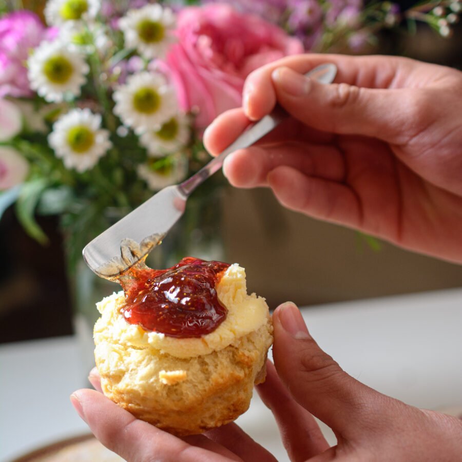 Cream Tea con scones, clotted cream y mermelada de The Gay Baker